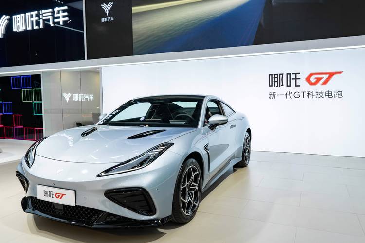 东莞342哪吒汽车在智能汽车领域的表现，领途汽车在新能源汽车市场中的影响力